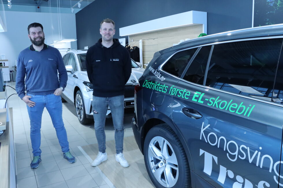 Salgssjef for nye biler på Skoda, Anders Kristiansen (t.v.) og kjørelærer på Kongsvinger og Smedtorp Trafikkskole gjorde historisk handel da den første elbilen for kjøreskoler i Kongsvinger ble gjort.