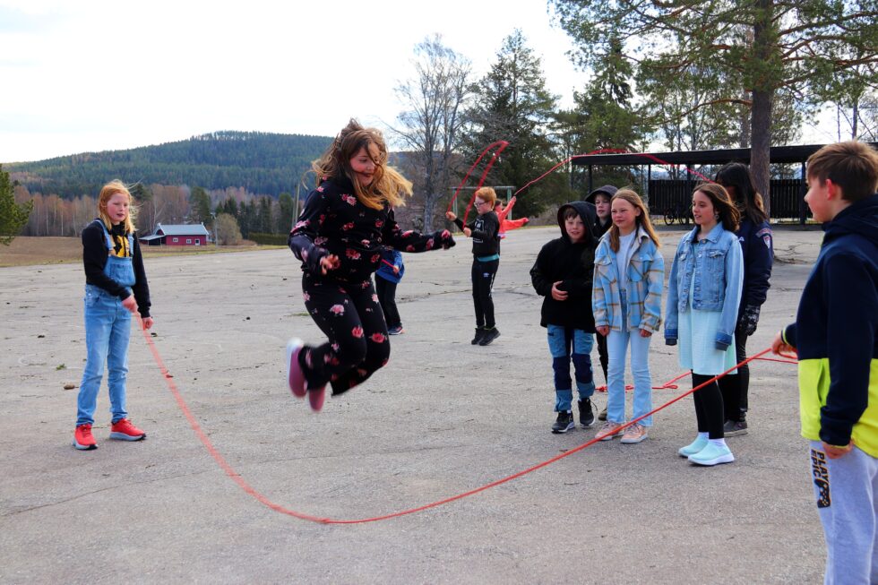 Tiril Olsen (10), Siri Bekkelund Gimre (11) og resten av femteklassingene ved Roverud skole er blant de lokale skolene som er med på den nasjonale hoppetaukonkurransen.