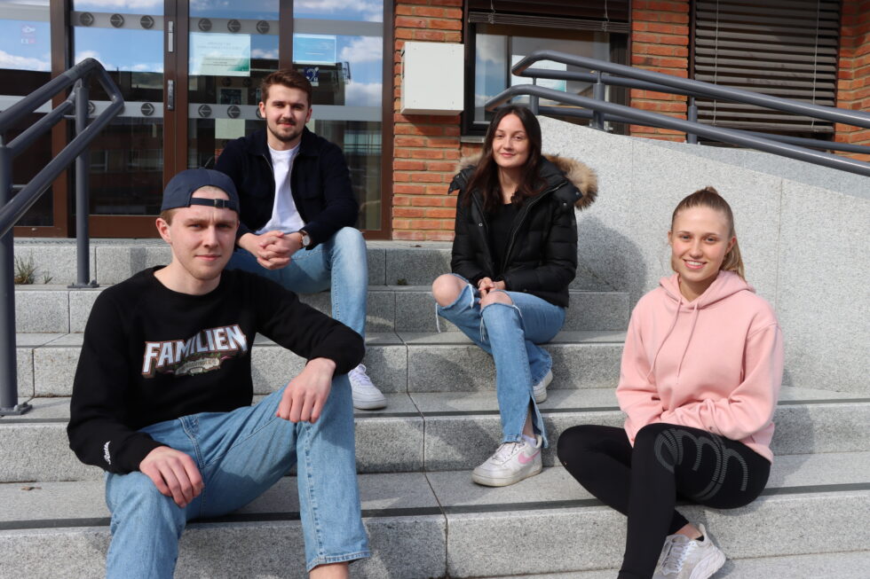 Russepresidenter på Sentrum Ruben Kjernsli (bak t.v.) og Fanny Stenhaugen, samt russepresidenter på Øvrebyen Bendik Hermansen (t.v.) og Elise Karlsrud tar korona på alvor, men er også veldig innstilt på at også årets russ kan få bråke litt.