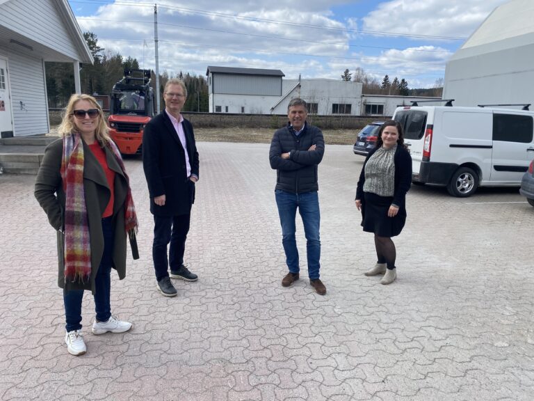 (F.v) Ordfører og leder av Jernbaneforum Kongsvingerbanen Kamilla Thue, Frps Tor Andre Johnsen, investor Roy Holth og ordfører Margrethe Haarr møttes i Gropa på Granli for å diskutere hvordan de skal få den lokale jernbanesatsingen opp av gropa.