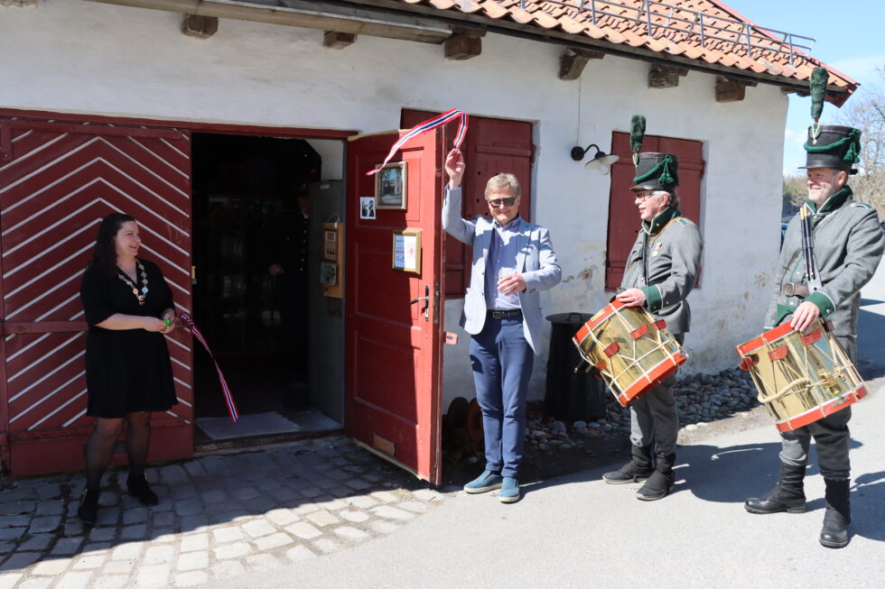 Norsk Fengselsmuseum er i trygge hender og gjenåpnet 8. mai. Ordfører Margrethe Haarr og Uno Arnesen fra Byen Vår sto for snorklippen. Øivind Roos og Bjørn Grønvold sto for trommeslag.