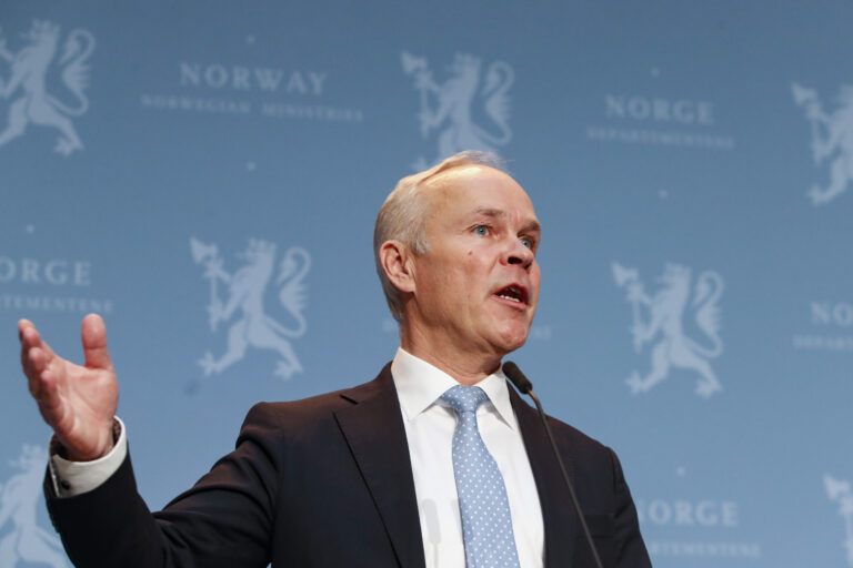 Finansminister Jan Tore Sanner åpner opp for utvidet lønnsstøtteordning.