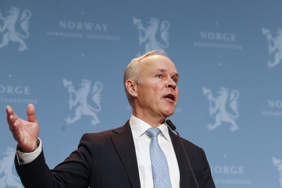 Finansminister Jan Tore Sanner åpner opp for utvidet lønnsstøtteordning.