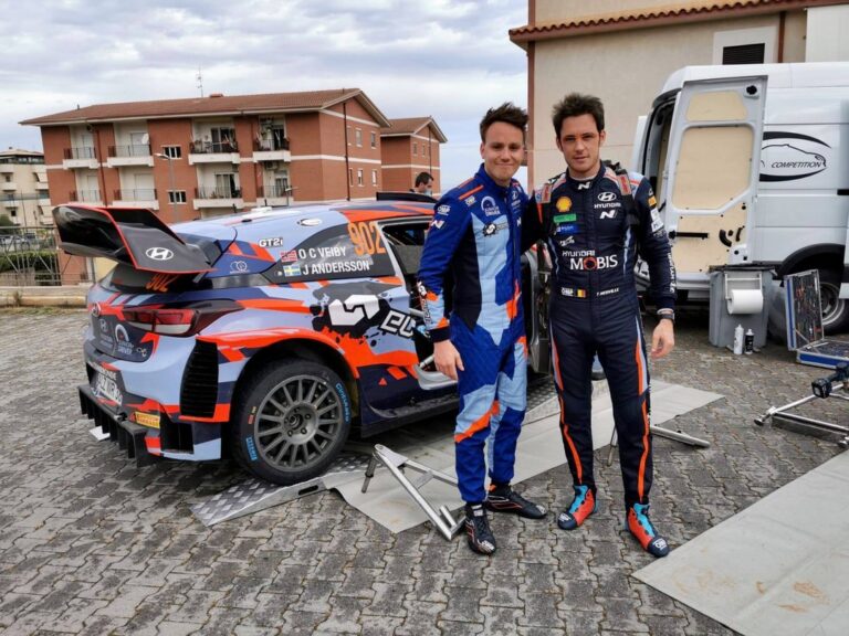 Ole Christian Veiby (t.v.) kjørte i team med Thierry Neuville under et asfaltløp i Italia. Belgieren ble nok overrasket over tempoet til Kongsvinger-gutten.