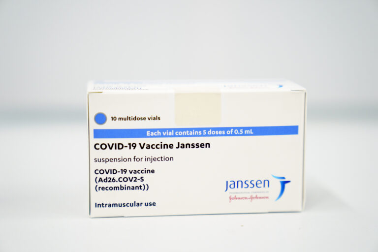 Janssen-vaksinen fra Johnson & Johnsen er foreløpig ikke tatt i bruke i Norge og det er usikkert hva som vil skje med dosene som allerede har ankommet og befinner seg på et av FHIs lager.