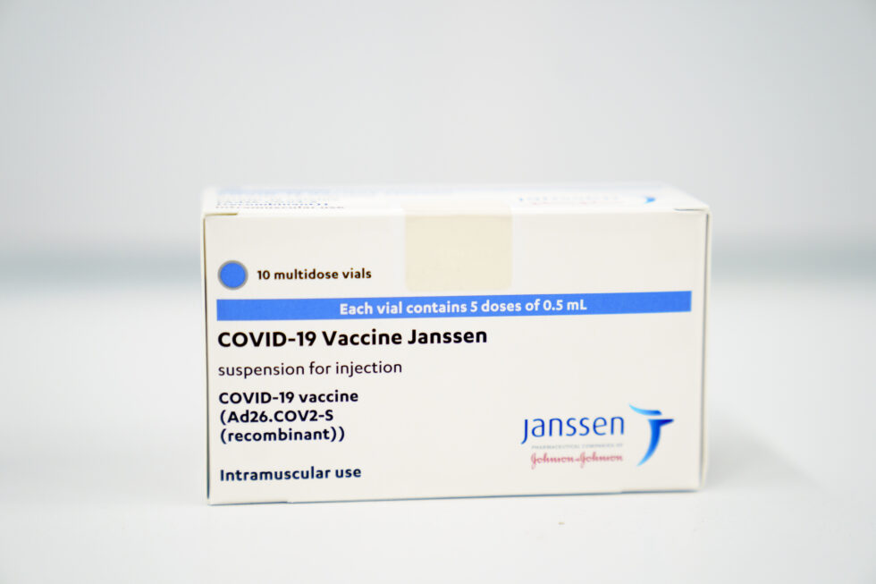 Janssen-vaksinen fra Johnson & Johnsen er foreløpig ikke tatt i bruke i Norge og det er usikkert hva som vil skje med dosene som allerede har ankommet og befinner seg på et av FHIs lager.