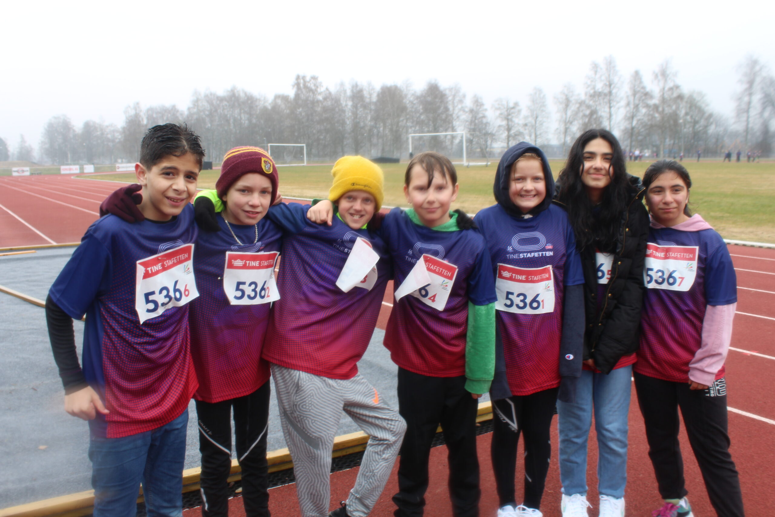 Motaz Omar (11) Fabian Vibekken (12) og William Rovik Johansen (11), Steffen Hynne Karlsen (12), Kristine Nergaard (12) Miley Ahmed (11) og Aira Najjar (12) fra Langeland skole vant årets første heat av TINEstafetten i Kongsvinger.