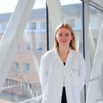Eline viser frem antistoffer som brukes for å detektere SARS-CoV-2, viruset som forårsaker covid-19. Hun er blant dem som har forsket på Kongsvinger-dosene.