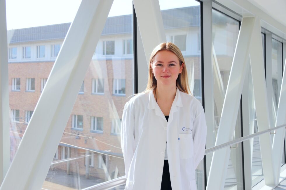 Eline viser frem antistoffer som brukes for å detektere SARS-CoV-2, viruset som forårsaker covid-19. Hun er blant dem som har forsket på Kongsvinger-dosene.