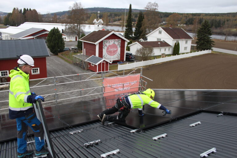 Hele 680 slike solcellepaneler skal installeres på låvetakene hos Skarstad Gartneri. Montørene startet installasjonsarbeidet på mandag og sier de trolig vil være ferdige med potetlagertaket før onsdagen.