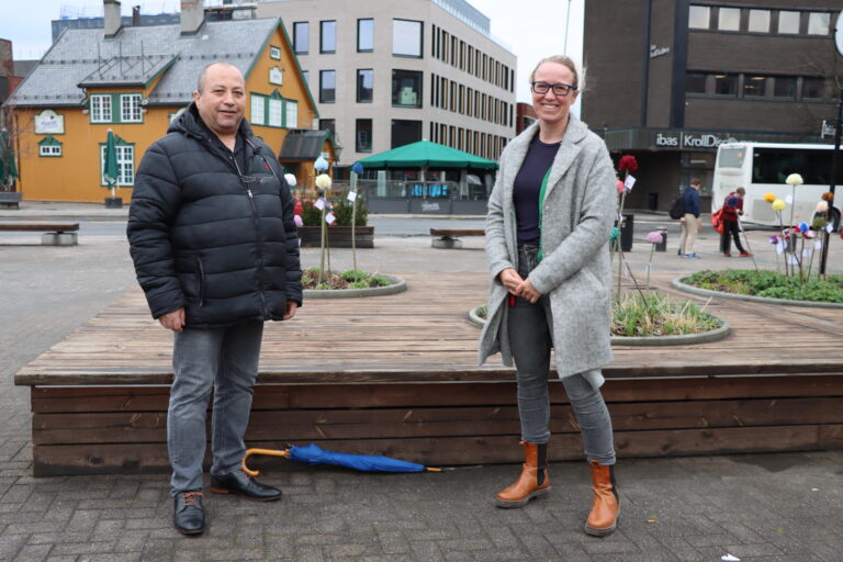 Fastlege Ibrahim Abureya og kommuneoverlege Camilla Kvalø Smedtorp er optimister og tror vi nærmer oss slutten på pandemitilstandene, men da må vi også være flinke i tidene som kommer nå.