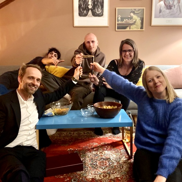 Den store avdukingen korona-style. F.v: Lars Karelius Noer, Azar Ebrahimi, Mats Muri, Cecilie Bugge, Sigrid Winther.