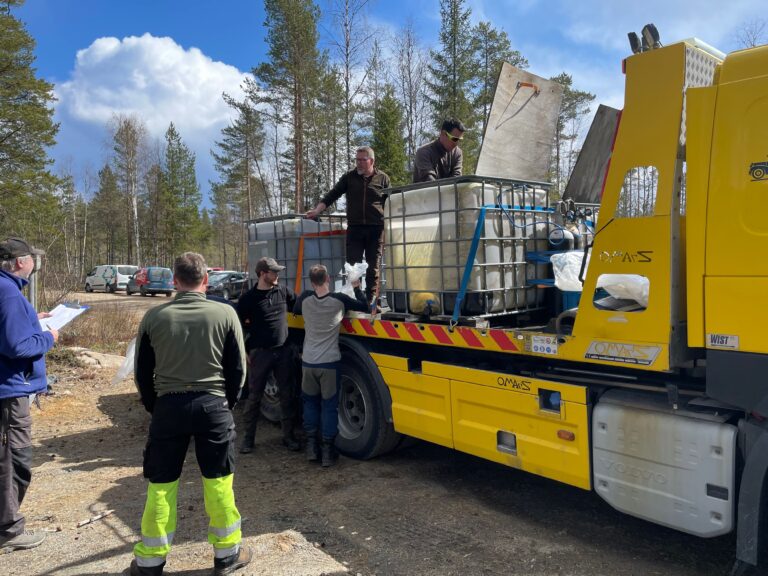 Medlemmene i KJFF hadde settedugnad på Varaldskogen lørdag. Da ble 450 kilo ørret hentet på anlegg på Bjørkelangen og fraktet til skogs.