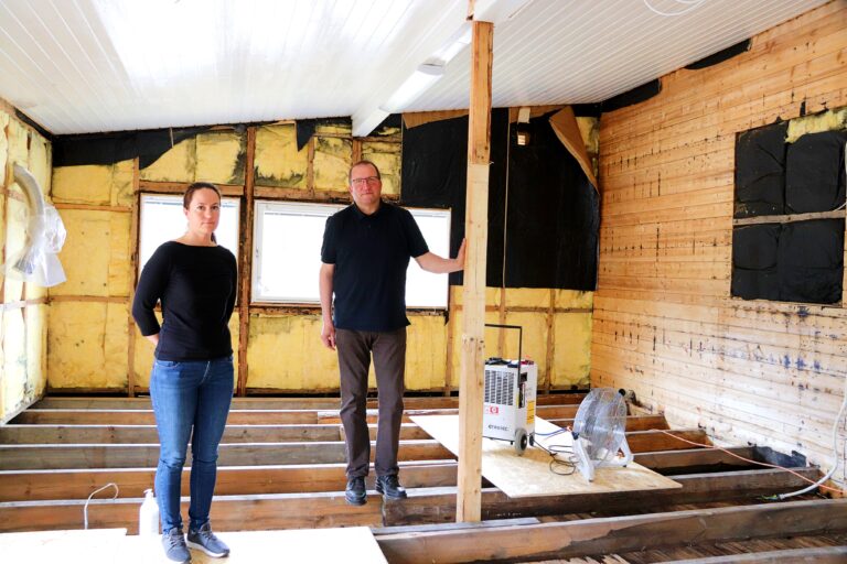 Styret i Austmarka samfunnshus, her ved Jarl Harald Ramtjernåsen og Kine Johnsrud, opplever bygdas enorme giverglede.