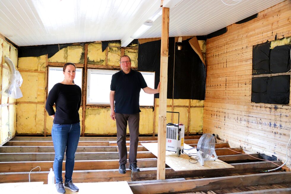 Styret i Austmarka samfunnshus, her ved Jarl Harald Ramtjernåsen og Kine Johnsrud, opplever bygdas enorme giverglede.