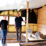Styret for Austmarka samfunnshus, her ved Kine Johnsrud og Jarl Harald Ramtjernåsen, trenger hjelp til å dekke kostnader knyttet til vannlekkasjen.