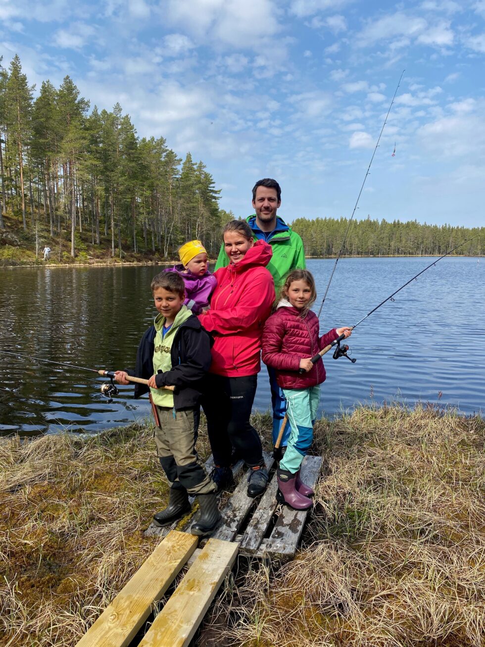 Ole Jørgen Hansen hadde tatt med seg hele familien på åpningen av ørretfiske på Varaldskogen. Han hadde med seg barna Ole Kristian, Nora Emilie, Ea Oline og kona Beate i et forsøk på å fiske opp noen av ørretene han selv hadde vært med å sette ut for noen dager siden.