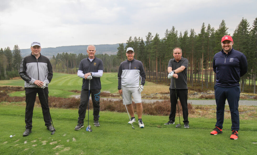 Her slår Tom Kenneth Bratberg i gang golfsesongen på Liermoen. Han fikk æren av å slå det første offisielle slaget.