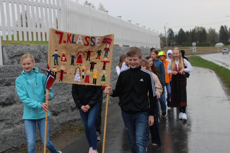 På tross av vær og pandemi fikk elevene på Roverud skole gjennomført 17. mai-tog.