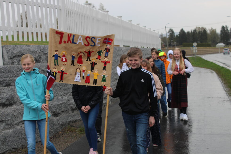 På tross av vær og pandemi fikk elevene på Roverud skole gjennomført 17. mai-tog.