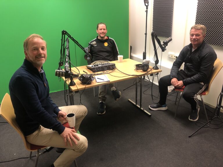 Ole Petter Vibekken (t.v.) og Roy Onsrud (midten) tok med seg Jan Strømsrud inn i studio etter sesongåpningen av golfbanen på Liermoen.