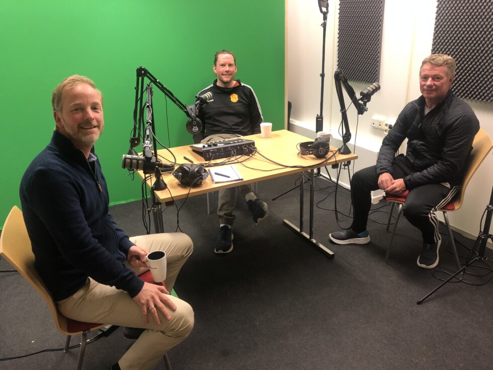 Ole Petter Vibekken (t.v.) og Roy Onsrud (midten) tok med seg Jan Strømsrud inn i studio etter sesongåpningen av golfbanen på Liermoen.