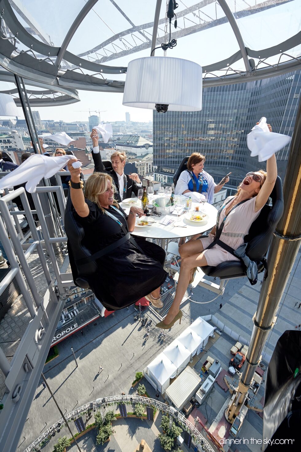 Hvem vil du ha med på en luftig middag over festningen? Nå kan du vinne to billetter til Dinner in the sky.