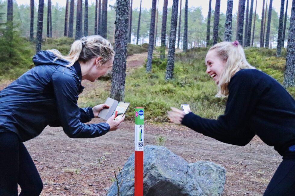 Søstrene Thea og Christine Nystuen under årets stolpejakt lørdag kveld. De jaktet like gjerne alle stolpene på en og samme dag.