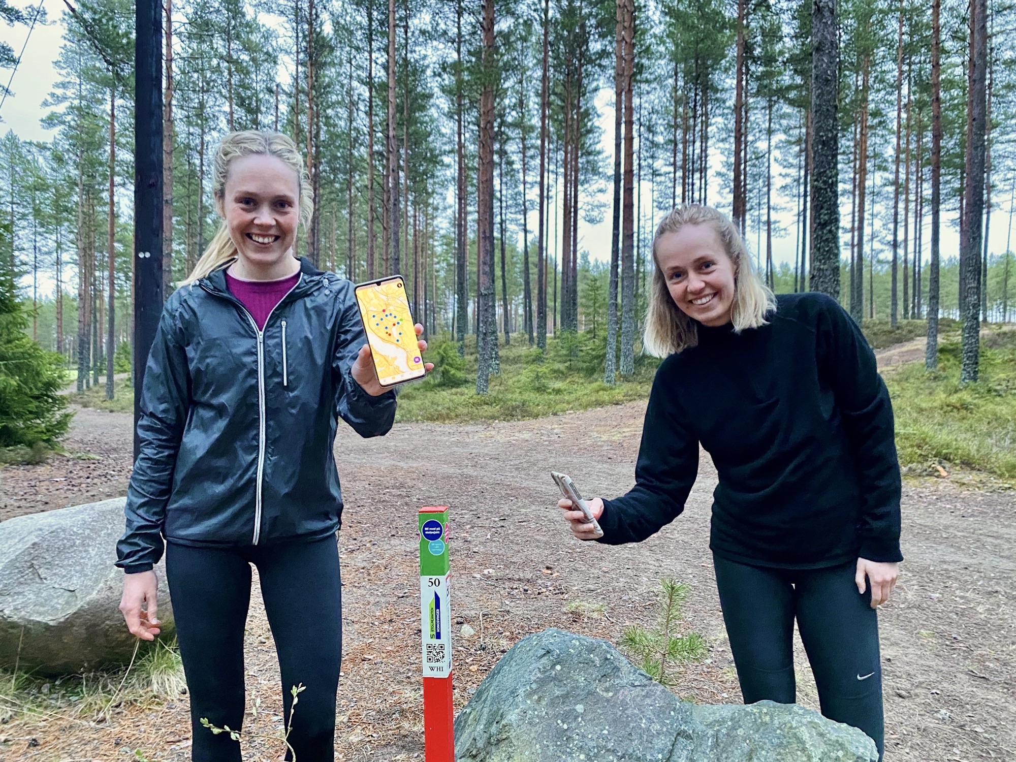 Christine og Thea registrerer stolpebesøk via appen.