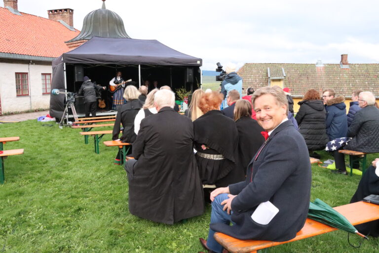 Uno Arnesen var fornøyd arrangør etter at «17. mai igjen på festningen»-forestillingen også denne gangen var gjennomførbar. På dette bildet er det Emma Birgitte som står på scenen og synger.