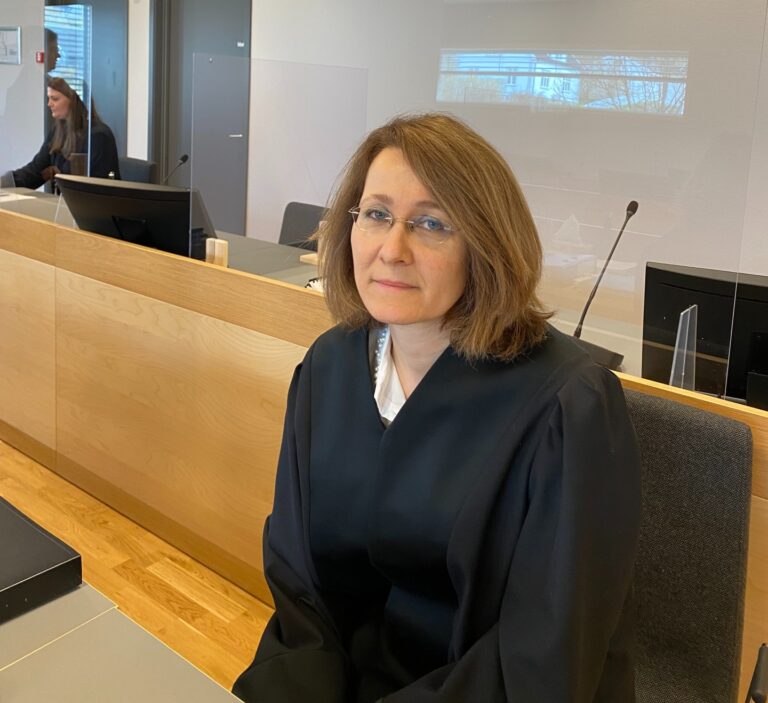Politiadvokat Wigdis Hjalmarsen bruker formiddagen til å lese opp den overgrepstiltaltes politiavhør. Senere vil læreren få mulighet til å kommentere disse og svare på eventuelle spørsmål.
