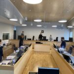 Tingretten fikk i dag høre forklaringene fra jenta som er utsatt for overgrep fra læreren sin. Fv: Bistandsadvokat Siri Brænden og politiadvokat Wigdis Hjalmarsen. I midten foran; tingrettsdommer Marianne Holmen flankert av meddommerne. Til høyre sitter advokat Iren Coucheron Johnsen som forsvarer læreren.