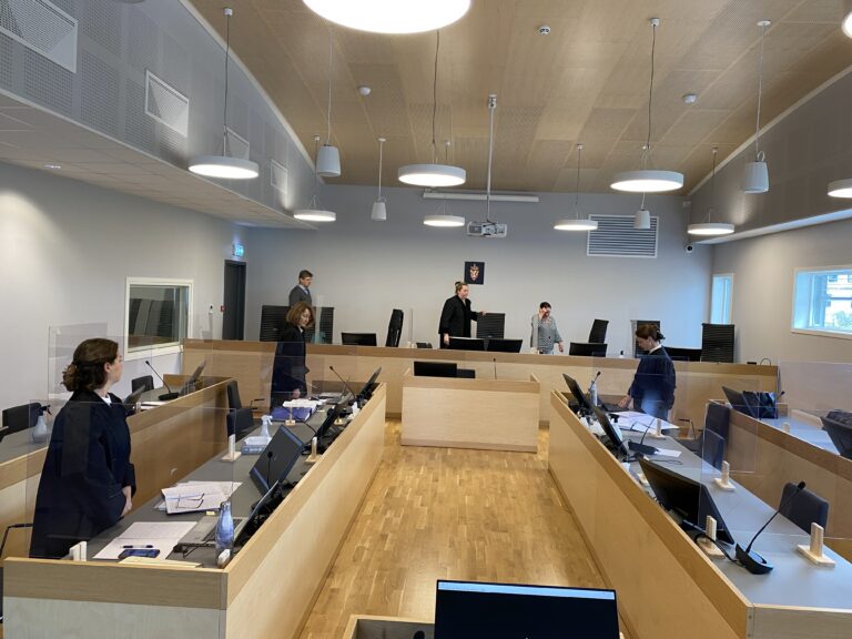 Tingretten fikk i dag høre forklaringene fra jenta som er utsatt for overgrep fra læreren sin. Fv: Bistandsadvokat Siri Brænden og politiadvokat Wigdis Hjalmarsen. I midten foran; tingrettsdommer Marianne Holmen flankert av meddommerne. Til høyre sitter advokat Iren Coucheron Johnsen som forsvarer læreren.