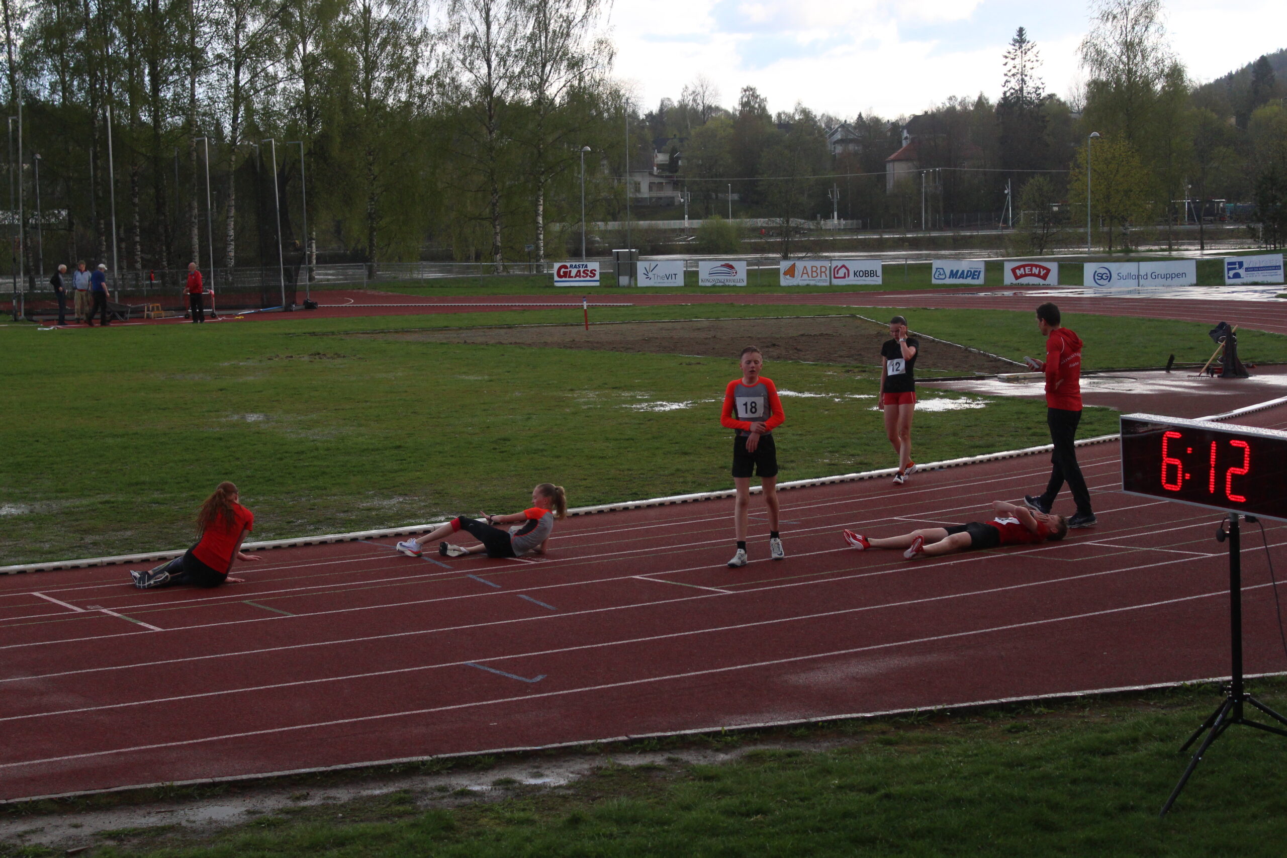 En håndfull slitne løpere etter 1500 meter-løpet