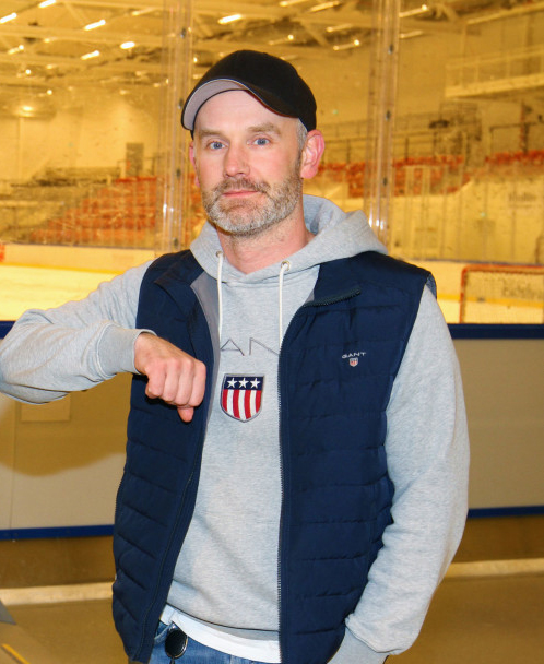 Sportslig leder i ishockeyklubben, Anders Angelbrant er svært fornøyd med å ha fått på plass signaturen til Tom Ivar Hesbråten og Simen Sæter.