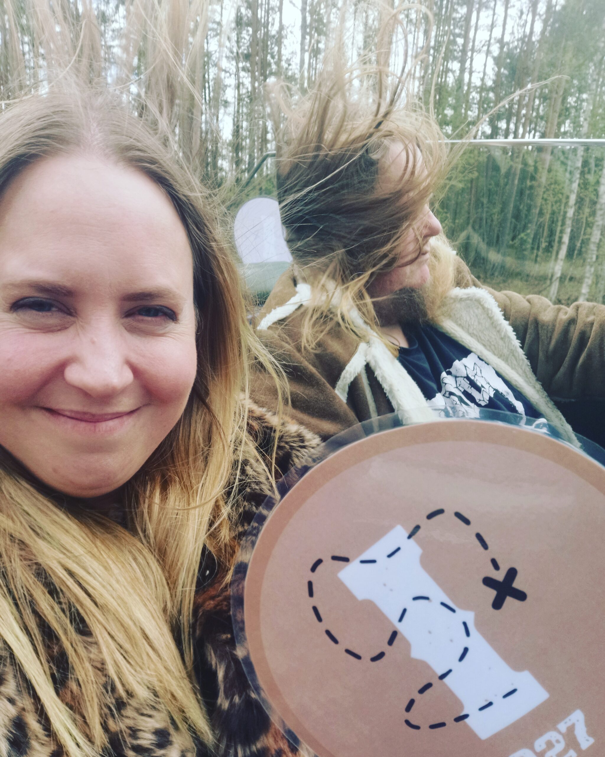 Bilde av paret tidligere på løpsdatoen, sammen med en logoen for regionens nyeste rebusløp-