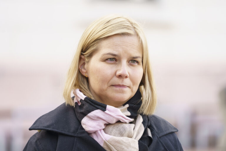 Venstre-leder og kunnskapsminister Guri Melby sier kommunene ikke har lov til å avlyse muntlig eksamen på grunnlag av manglende opplæring gjennom året.
