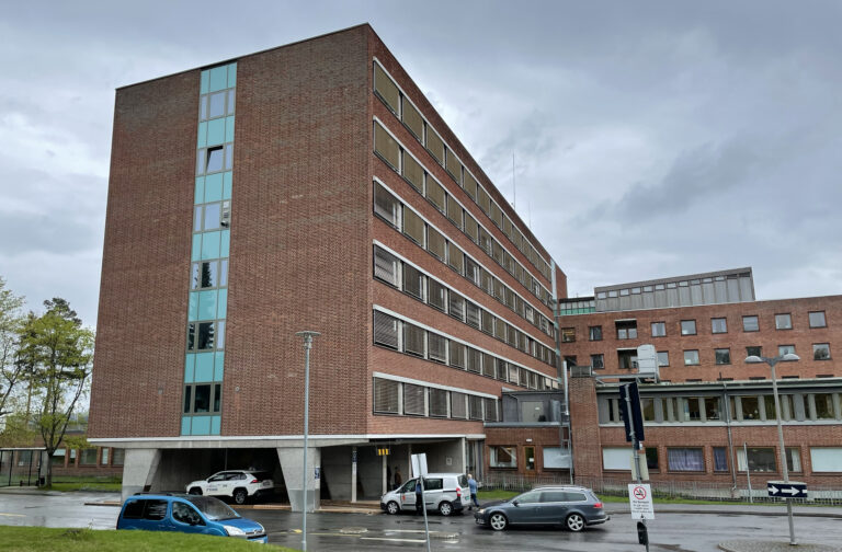En taxisjåfør er dømt for å ha kjørt i narkorus og altfor fort da han var på vei til sykehuset i Kongsvinger med en passasjer.