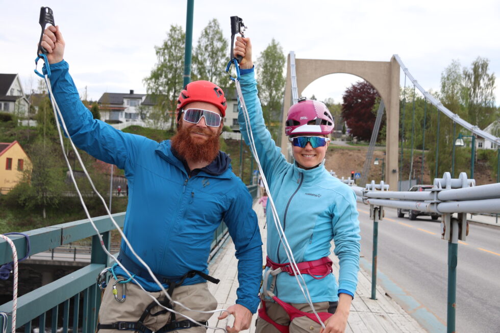 Mats Berglund og Mari Finsen var torsdag ettermiddag på Kongsvinger bru, utstyrt med klatreutstyr, for sitt seneste sprell.