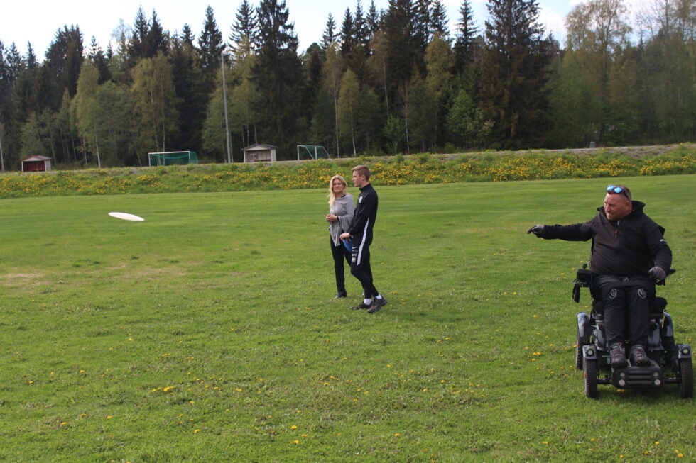 Leder i Festningen Frisbeegolfklubb Johan Grundt, avdelingsbanksef i Odal Sparebank Kongsvinger Maj-Britt Biller og Hans Hansen i Festningen Frisbeegolfklubb møttes tidligere i uken for å ta noen prøvekast på den nye banen.