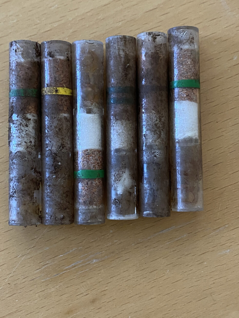 Det var disse ampullene som andre klasse ved Langeland skole fant ved festningsområdet. De inneholder blant annet etsende og giftige stoffer, men er ufarlige så lenge ampullene er intakte.