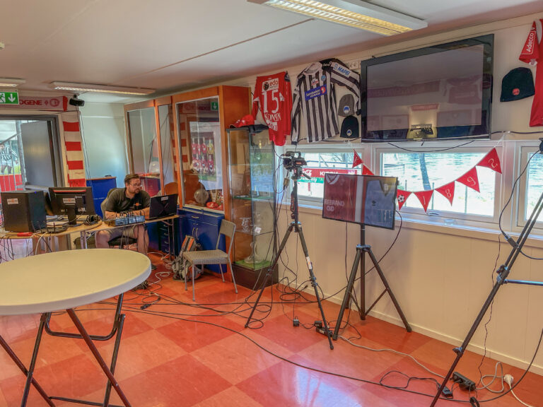 Studioet på Gjemselund er ferdig rigget, og sendingen begynner klokken 13.30.
