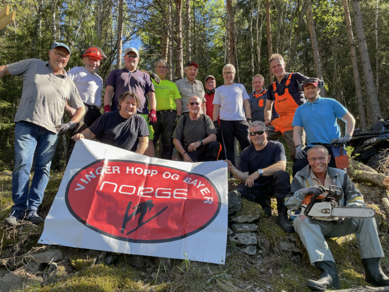 Det var en gjeng med arbeidslyst som gikk løs på skogen ved Gullbekkbakken lørdag formiddag. Stein Anker Søtvedt (stående bak fra venstre), Rune Larsen, Per Gunnar Aarnes, Trond Eng, Svein Trandem, Phillip Hultgren, Morten Frantzbråten, Martin Skaare, Uno Sætheråsen, Odd Uno Johansen, Torleif Sværen (foran fra venstre), Johnny Tråstadkjølen, Cato Heiberg og Hansemann Gjølstad jobbet så svetten rant i varmen.