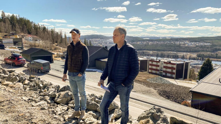 Johannes Thingnes Bø inspiserer byggeprosessen av huset han bygger i Bogeråsen, sammen med Tore Fløiten fra Nordbohus. Nå går de sammen om å etablere NordBØhus-fondet, som retter seg mot lag og foreninger som driver med idrett for barn og unge.