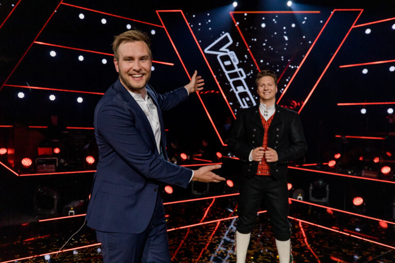 Tom «Matoma» Stræte Lagergren (t.h) var mentor for Erlend Gunstveit som gikk til topps i The Voice. I finalen hadde Matoma Solør-Odal-bunad fra Tante Marie som finaleantrekk.