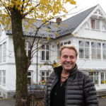 Runar Søgaard var i fjor høst tilbake i Kongsvinger i forbindelse med utgivelsen av sin selvbiografi. Her utenfor huset ved Kirketorget satt minnene som spikret. Se video og les intervjuet Mitt Kongsvinger gjorde med han, nederst i denne saken.