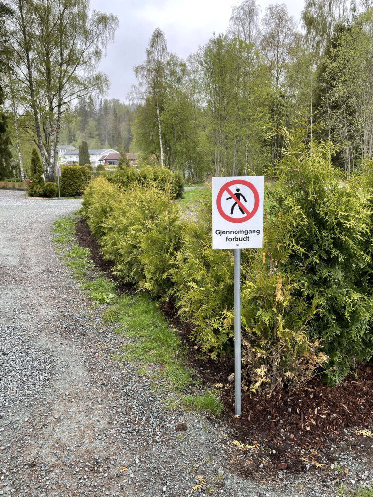 I hver ende av denne private veistubben i Løkkegata er det satt opp gjennomgang forbudt-skilt. Dette er en gangvei som er blitt benyttet i mange tiår.