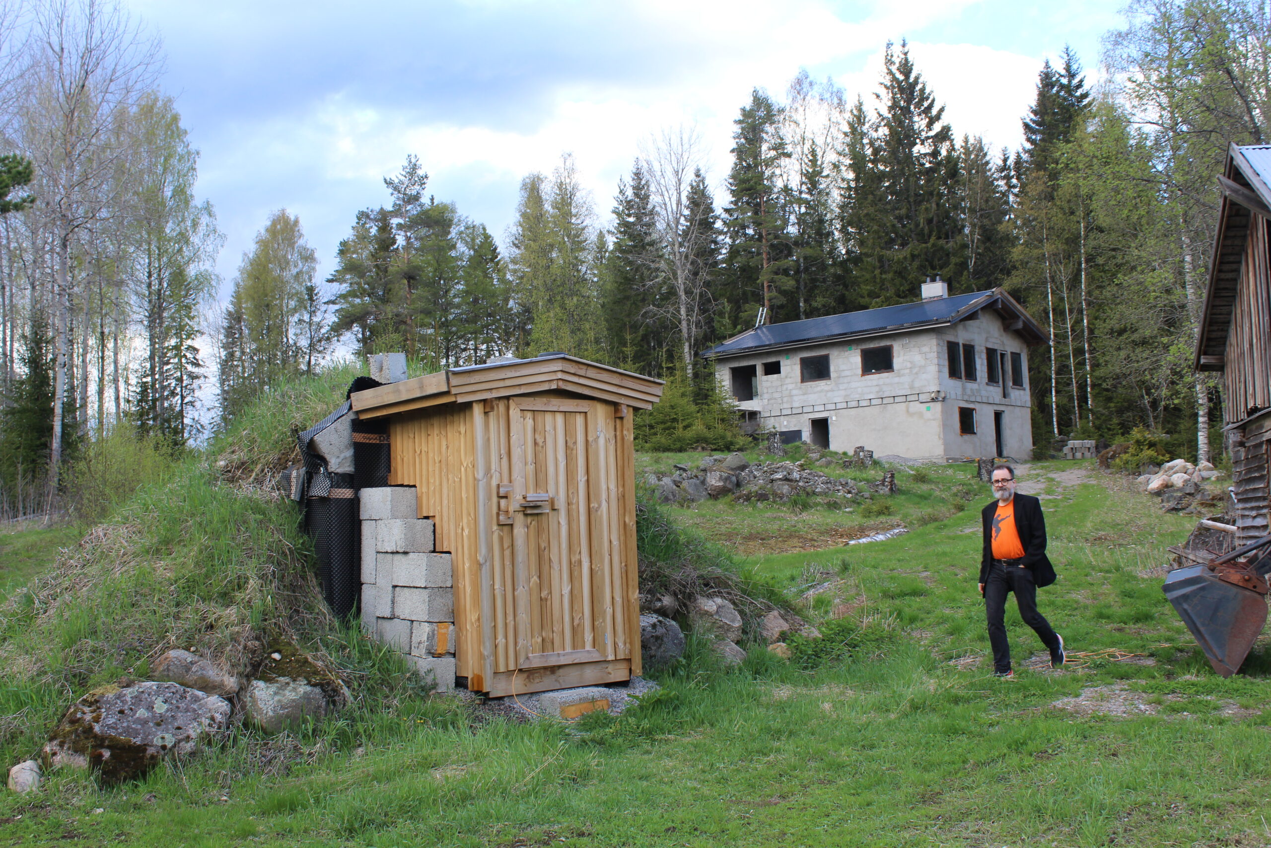 Han er usikker på når det nye huset vil stå klart, men sier han håper å få brukt sommerferien til å gjøre nye fremskritt på prosjektet.
