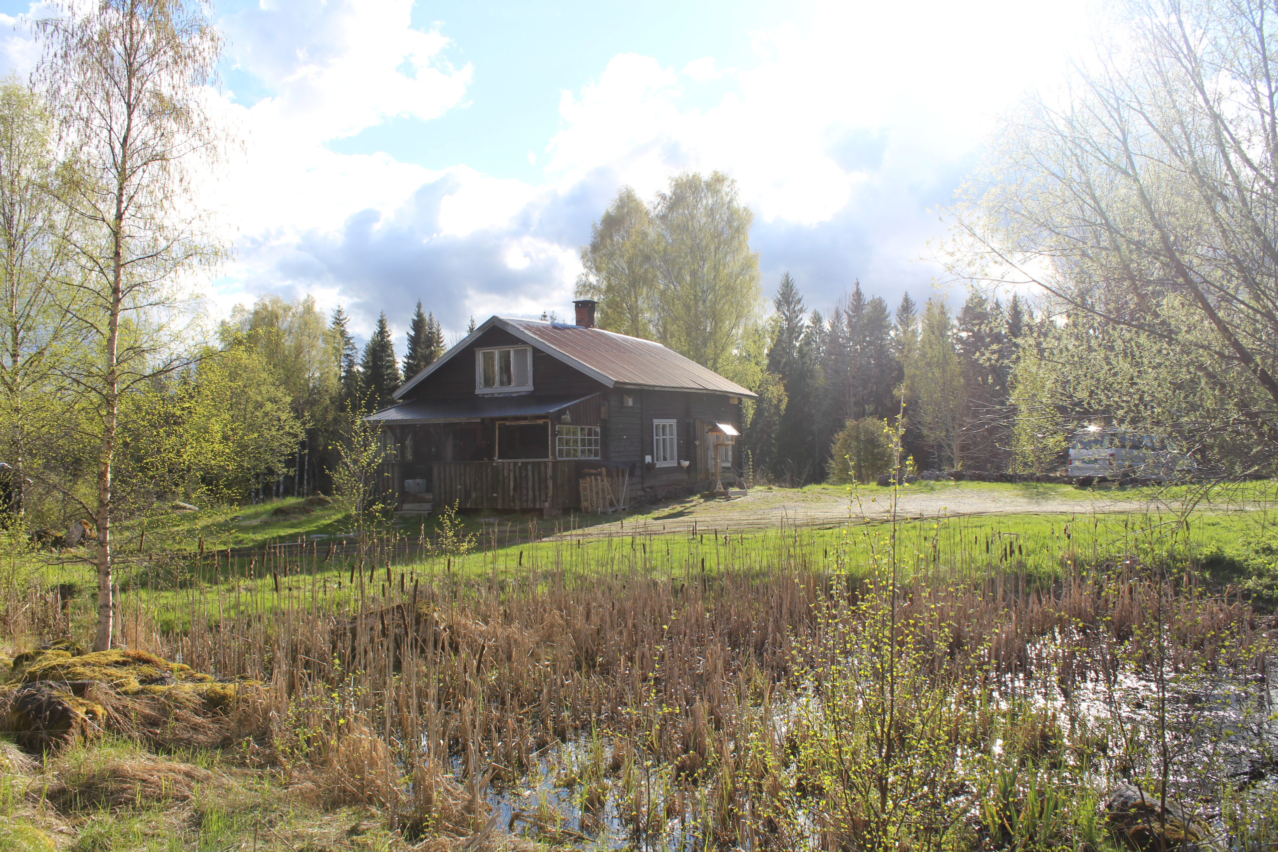 – Dette huset er jo fra 1918. Det er et skakt, trekkfullt gammelt hus med tydelige tegn på vedlikeholdsmetoder fra forskjellige tiår, det kan egentlig minne litt om hiet fra Harry Potter. Det er ett verktøy man ikke trenger når man bor i sånne hus som dette, nemlig et vater.