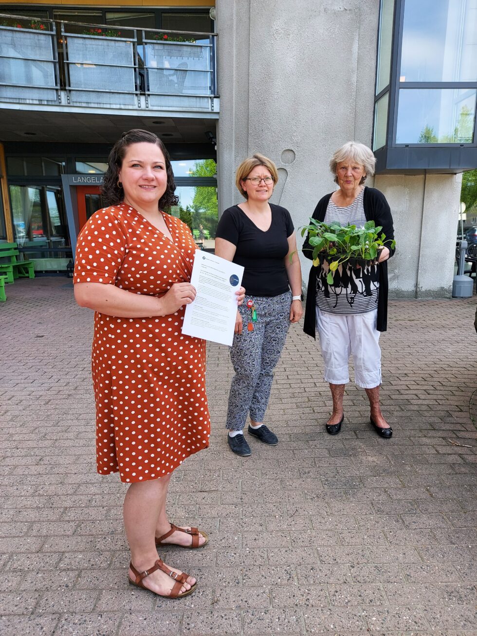 Ordfører Margrete Haarr, Toini Myrvang Midtsundstad (merkantil Langelandhjemmet) og pasient Wenche Hagaløkken